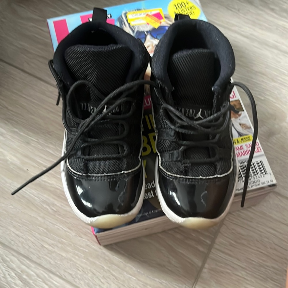 Air Jordan 12s- 9C